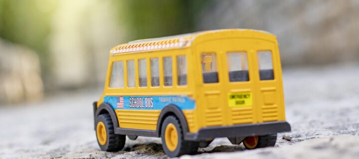 Quelle est l’importance des voyages scolaires pour les jeunes, du primaire au lycée, et quels sont les défis de leur organisation ?